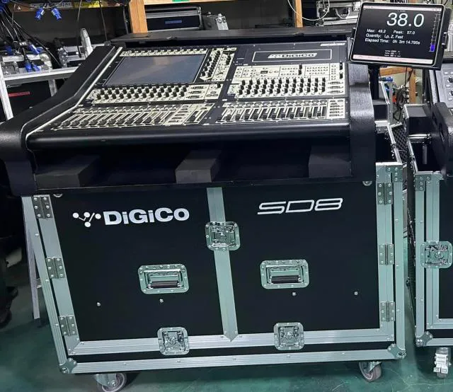 Digico SD8-24 Hydraulic Flight case