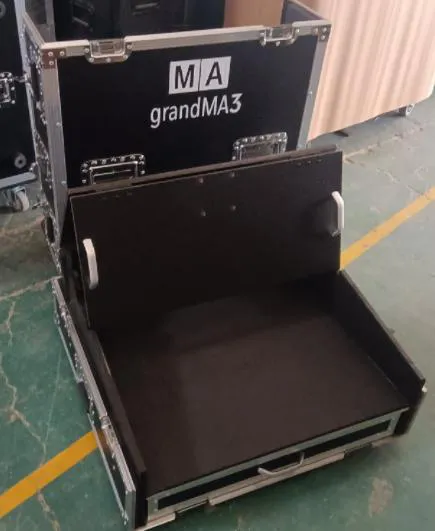 MA3 command wing flight case, suitable one 24'' screen